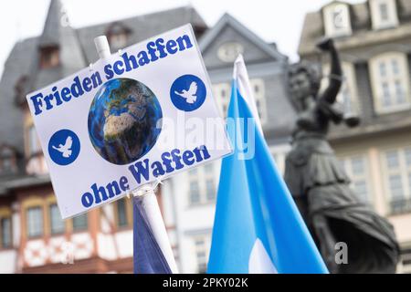 10. April 2023, Hessen, Frankfurt/Main: "Frieden ohne Waffen schaffen" steht auf einem Schild auf der Kundgebung für den ostermarsch am Römerberg in Frankfurt. Auch 2023 fanden unter dem Eindruck des russischen Krieges gegen die Ukraine zahlreiche Ostermärsche in ganz Deutschland statt. Foto: Sebastian Christoph Gollnow/dpa Stockfoto