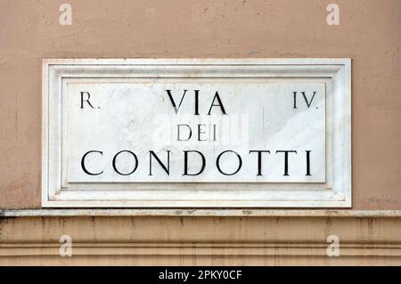 Via dei Condotti Marmor Straßenschild, Rom, Italien Stockfoto