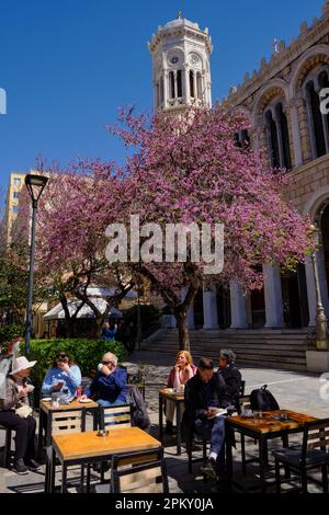 Café vor der Heiligen Kirche der Dormition der Jungfrau Maria Chrysospileotissa in Athen im Frühling Stockfoto