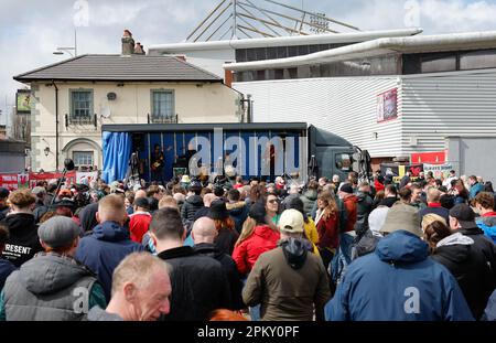 Rennbahn, Wrexham, Großbritannien. 10. April 2023. National League Football, Wrexham gegen Notts County; Guthaben in der Fanzone vor dem Spiel: Action Plus Sports/Alamy Live News Stockfoto