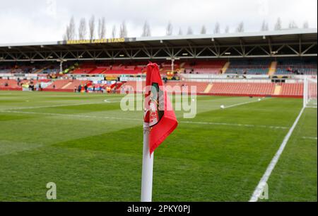 Rennbahn, Wrexham, Großbritannien. 10. April 2023. National League Football, Wrexham gegen Notts County; Wrexham Ground, während sie sich darauf vorbereiten, Notts County in einem Titel-Decider-Credit: Action Plus Sports/Alamy Live News zu beherbergen Stockfoto