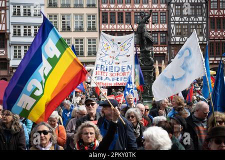 10. April 2023, Hessen, Frankfurt/Main: "Friede jetzt sofort" steht auf einem Schild auf der Kundgebung für den ostermarsch am Römerberg in Frankfurt. Ebenfalls 2023 fanden unter dem Eindruck des russischen Krieges gegen die Ukraine zahlreiche Ostermärsche in ganz Deutschland statt. Foto: Sebastian Christoph Gollnow/dpa Stockfoto