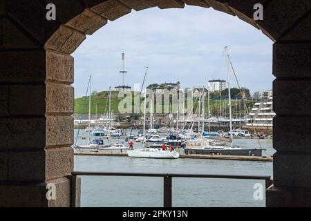 Yacht, die an der Mayflower Marina anlegt, Richmond Walk, Devonport, Plymouth, eingerahmt von einem Torbogen am Royal William Yard. Mount Wise mit Betrachtung Stockfoto