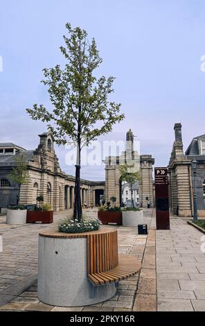 Senkrechtes Bild des eindrucksvollen Haupttors zum Royal William Yard in Stonehouse Plymouth. Ein geschütztes historisches Gebäude; Eine Statue von König William IV Stockfoto