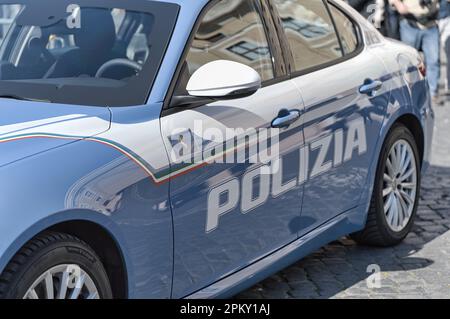 Rom, Italien, Februar /12/2023: Italienischer Streifenwagen der Verkehrspolizei Stockfoto