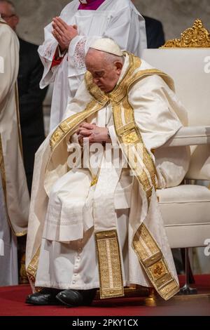 Vatikanstadt, Vatikan. 08. April 2023. Papst Franziskus betet während der Ostervigil-Messe. Papst Franziskus nimmt an der feierlichen Osterigil-Zeremonie in St. Teil Petersdom im Vatikan. Christen auf der ganzen Welt begehen die Heilige Woche und gedenken der Kreuzigung Jesu Christi, die zu seiner Auferstehung an Ostern führte. Kredit: SOPA Images Limited/Alamy Live News Stockfoto