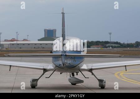 ISTANBUL, TURKIYE - 08. OKTOBER 2022: Tarkim Aviation Cirrus SR20 (2154) Ausstellung auf der Istanbul Airshow im Istanbul Flughafen Atatürk Stockfoto
