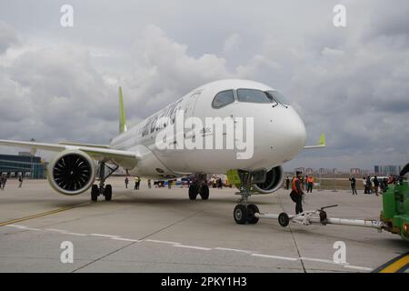 ISTANBUL, TURKIYE - 08. OKTOBER 2022: Ausstellung des Air Baltic Airbus A220-371 (55165) auf der Istanbul Airshow im Istanbul-Flughafen Atatürk Stockfoto