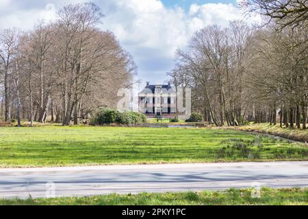 Paterswolde , Niederlande - 27. März 2023: Herrenhaus Vennebroek in der Gemeinde Paterwolde Tynaarlo in Drenthe Niederlande Stockfoto