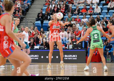 10. April 2023; Ken Rosewall Arena, Sydney, NSW, Australien: Suncorp Super Netball , New South Wales Swifts versus West Coast Fever; Helen Housby von den NSW Swifts gewinnt den Ball Stockfoto