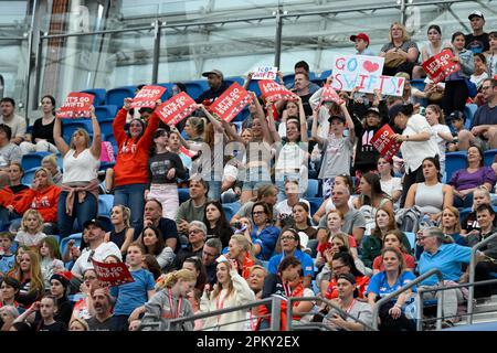 10. April 2023; Ken Rosewall Arena, Sydney, NSW, Australien: Suncorp Super Netball , New South Wales Swifts versus West Coast Fever; Swifts-Fans feuern ihr Team an Stockfoto