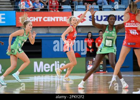 10. April 2023; Ken Rosewall Arena, Sydney, NSW, Australien: Suncorp Super Netball , New South Wales Swifts versus West Coast Fever; Helen Housby von den NSW Swifts ruft nach dem Ball Stockfoto