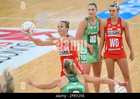 10. April 2023; Ken Rosewall Arena, Sydney, NSW, Australien: Suncorp Super Netball, New South Wales Swifts versus West Coast Fever; Paige Hadley von den NSW Swifts gewinnt den Ball Stockfoto