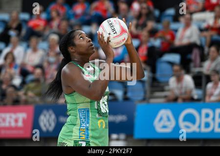 10. April 2023; Ken Rosewall Arena, Sydney, NSW, Australien: Suncorp Super Netball , New South Wales Swifts versus West Coast Fever; Jhaniele Fowler vom West Coast Fever bereitet sich auf den Dreh vor Stockfoto