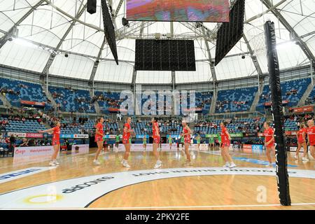 10. April 2023; Ken Rosewall Arena, Sydney, NSW, Australien: Suncorp Super Netball , New South Wales Swifts versus West Coast Fever; The Swifts während des Warmup Stockfoto