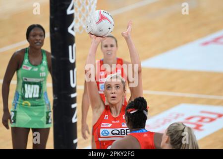 10. April 2023; Ken Rosewall Arena, Sydney, NSW, Australien: Suncorp Super Netball, New South Wales Swifts versus West Coast Fever; Helen Housby von den NSW Swifts bereitet sich auf den Dreh vor Stockfoto