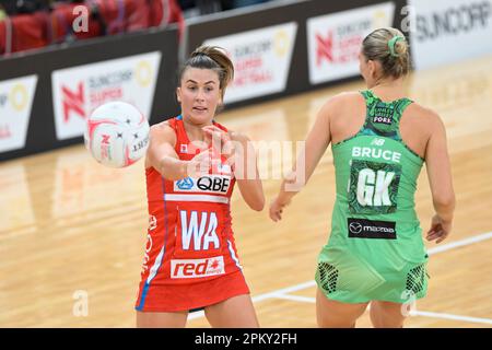 10. April 2023; Ken Rosewall Arena, Sydney, NSW, Australien: Suncorp Super Netball , New South Wales Swifts versus West Coast Fever; Maddy Stolz auf die NSW Swifts gewinnt den Ball Stockfoto