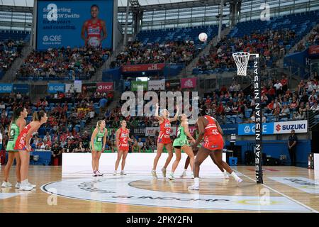 10. April 2023; Ken Rosewall Arena, Sydney, NSW, Australien: Suncorp Super Netball , New South Wales Swifts versus West Coast Fever; Helen Housby von den NSW Swifts trifft für die Swifts Stockfoto