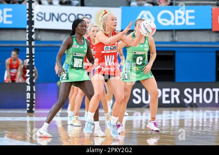 10. April 2023; Ken Rosewall Arena, Sydney, NSW, Australien: Suncorp Super Netball , New South Wales Swifts versus West Coast Fever; Tayla Fraser von den NSW Swifts gewinnt den Ball Stockfoto