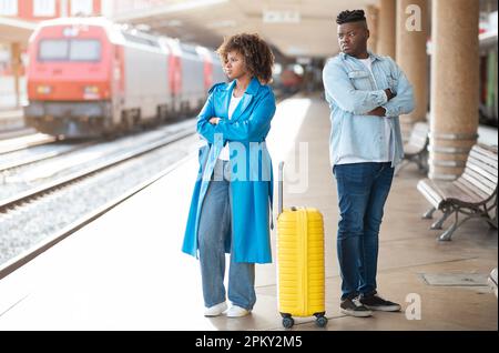 Beziehungskrise. Beleidigendes Schwarzes Paar, Das Auf Bahnsteig Am Bahnhof Steht Stockfoto