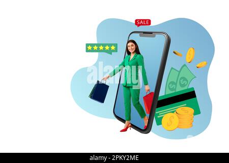 Aufgeregte Shopaholic-Frau, die mit Einkaufstüten aus dem Telefonbildschirm geht, glücklich über Verkäufe und Rabatte, Kopierbereich Stockfoto