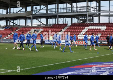 Northampton, Großbritannien. 10. April 2023 Die Spieler von Gillingham wärmen sich vor dem Spiel der Sky Bet League 2 zwischen Northampton Town und Gillingham im PTS Academy Stadium in Northampton am Montag, den 10. April 2023 auf. (Foto: John Cripps | MI News) Guthaben: MI News & Sport /Alamy Live News Stockfoto