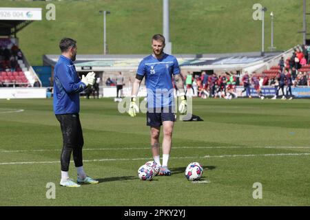 Northampton, Großbritannien. 10. April 2023 Die Spieler von Gillingham wärmen sich vor dem Spiel der Sky Bet League 2 zwischen Northampton Town und Gillingham im PTS Academy Stadium in Northampton am Montag, den 10. April 2023 auf. (Foto: John Cripps | MI News) Guthaben: MI News & Sport /Alamy Live News Stockfoto