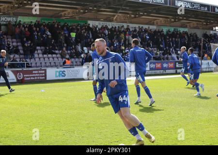 Northampton, Großbritannien. 10. April 2023 Die Spieler von Gillingham wärmen sich vor dem Spiel der Sky Bet League 2 zwischen Northampton Town und Gillingham im PTS Academy Stadium in Northampton am Montag, den 10. April 2023 auf. (Foto: John Cripps | MI News) Guthaben: MI News & Sport /Alamy Live News Stockfoto