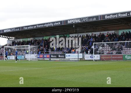 Northampton, Großbritannien. 10. April 2023 Gillingham-Fans vor dem Spiel der Sky Bet League 2 zwischen Northampton Town und Gillingham am Montag, den 10. April 2023 im PTS Academy Stadium in Northampton. (Foto: John Cripps | MI News) Guthaben: MI News & Sport /Alamy Live News Stockfoto