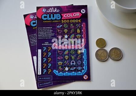 Marseille, Frankreich. 09. April 2023. In dieser Abbildung werden Karten für das Spiel Club Color Scratch angezeigt. Club Color ist ein neues Scratch-Spiel, das von Francoise des Jeux (FDJ) vorgeschlagen wird. Für 5 Euro kann er den glücklichsten Menschen einen Gewinn von bis zu 500.000 Euro ermöglichen. (Foto: Gerard Bottino/SOPA images/Sipa USA) Guthaben: SIPA USA/Alamy Live News Stockfoto