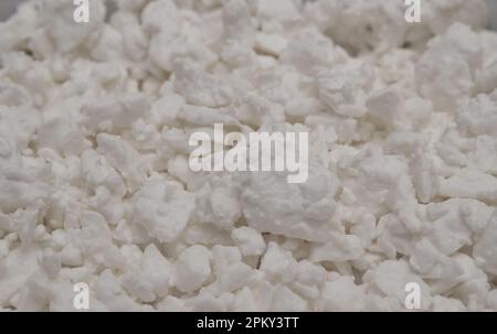 Nahaufnahme von gesundem Quark. Seitenansicht. Selektiver Fokus. Hintergrund der Hüttenkäse-Textur Stockfoto