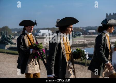 Viktorianisches Zeitalter Frankreich: Männliche Diener in eleganter Kleidung mit Blumen in den Gärten des Schlosses Versailles Stockfoto