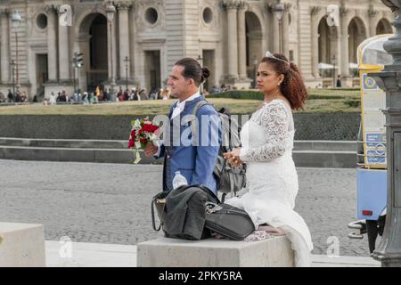 Feiert die Liebe in der Stadt der Romantik: Ein wunderschönes Paar, das seinen besonderen Tag in Paris begrüßt Stockfoto