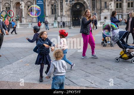 Fröhliche Momente: Kinder genießen eine Seifenblasenparty in Paris Stockfoto