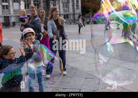 Fröhliche Momente: Kinder genießen eine Seifenblasenparty in Paris Stockfoto