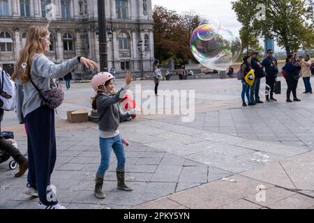 Fröhliche Momente: Kinder genießen eine Seifenblasenparty in Paris Stockfoto