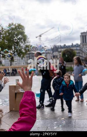 Fröhliche Momente: Kinder genießen eine Seifenblasenparty in Paris Stockfoto