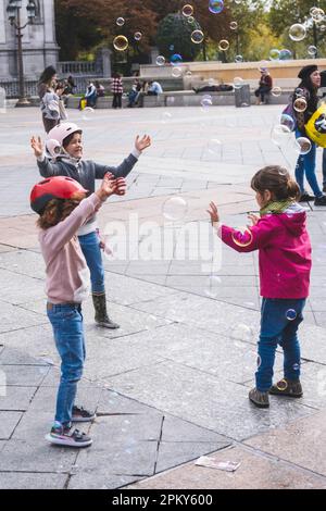 Fröhliche Momente: Kinder genießen eine Seifenblasenparty in Paris Stockfoto