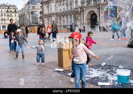 Fröhliche Momente: Kinder genießen eine Seifenblasenparty in Paris Stockfoto