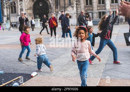 Fröhliche Momente: Kinder genießen eine Seifenblasenparty in Paris Stockfoto