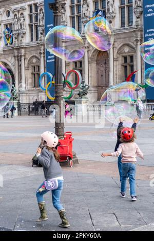 Fröhliche Momente: Kinder genießen eine Seifenblasenparty in Paris Stockfoto