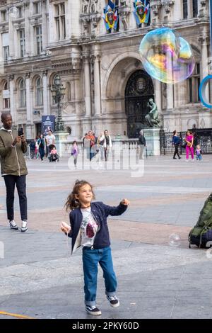 Fröhliche Momente: Kinder genießen eine Seifenblasenparty in Paris Stockfoto