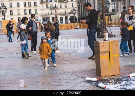 Fröhliche Momente: Kinder genießen eine Seifenblasenparty in Paris Stockfoto