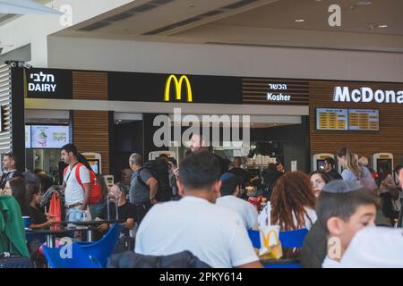 McDonald's-Filiale im Ben Gurion Airport, Israel, wo viele Dairy- und Kosher-Köstlichkeiten genießen Stockfoto