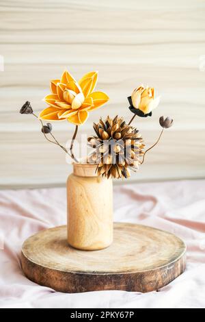 Getrockneter Blumenstrauß in Holzvase auf Tablett. Innenausstattung Still Life. Stockfoto