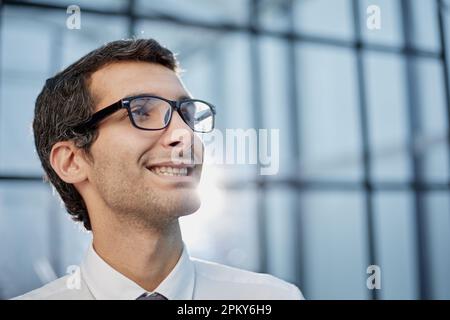 Porträt eines seriösen Geschäftsmannes in Brille, der mit der Hand am Kinn denkt Stockfoto