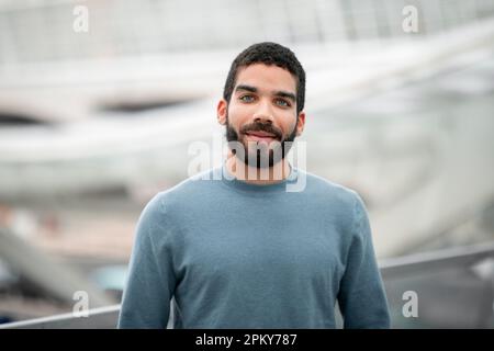 Porträt Von Einem Mann Aus Dem Nahen Osten, Der Sich Die Kamera Anschaut Und Drinnen Posiert Stockfoto