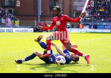 Toby Sims von Harrogate Town (links) tritt gegen Jayden Sweeney von Leyton Orient während des Spiels Sky Bet League Two in Brisbane Road, London, an. Foto: Montag, 10. April 2023. Stockfoto