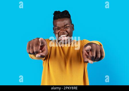 Porträt Eines Aufgeregten Schwarzen Guys, Der Mit Zwei Händen Auf Die Kamera Zeigt Stockfoto