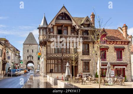 Moret-sur-Loing: Porte de Samois, das Café Maison des Arts aus dem 19. Jahrhundert und der Place de l'Hôtel de Ville wurden nach der Renovierung im Jahr 2022 fotografiert Stockfoto